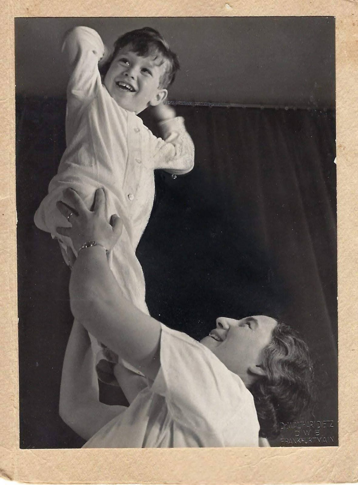 פרופ' אומן עם אמו בילדותו